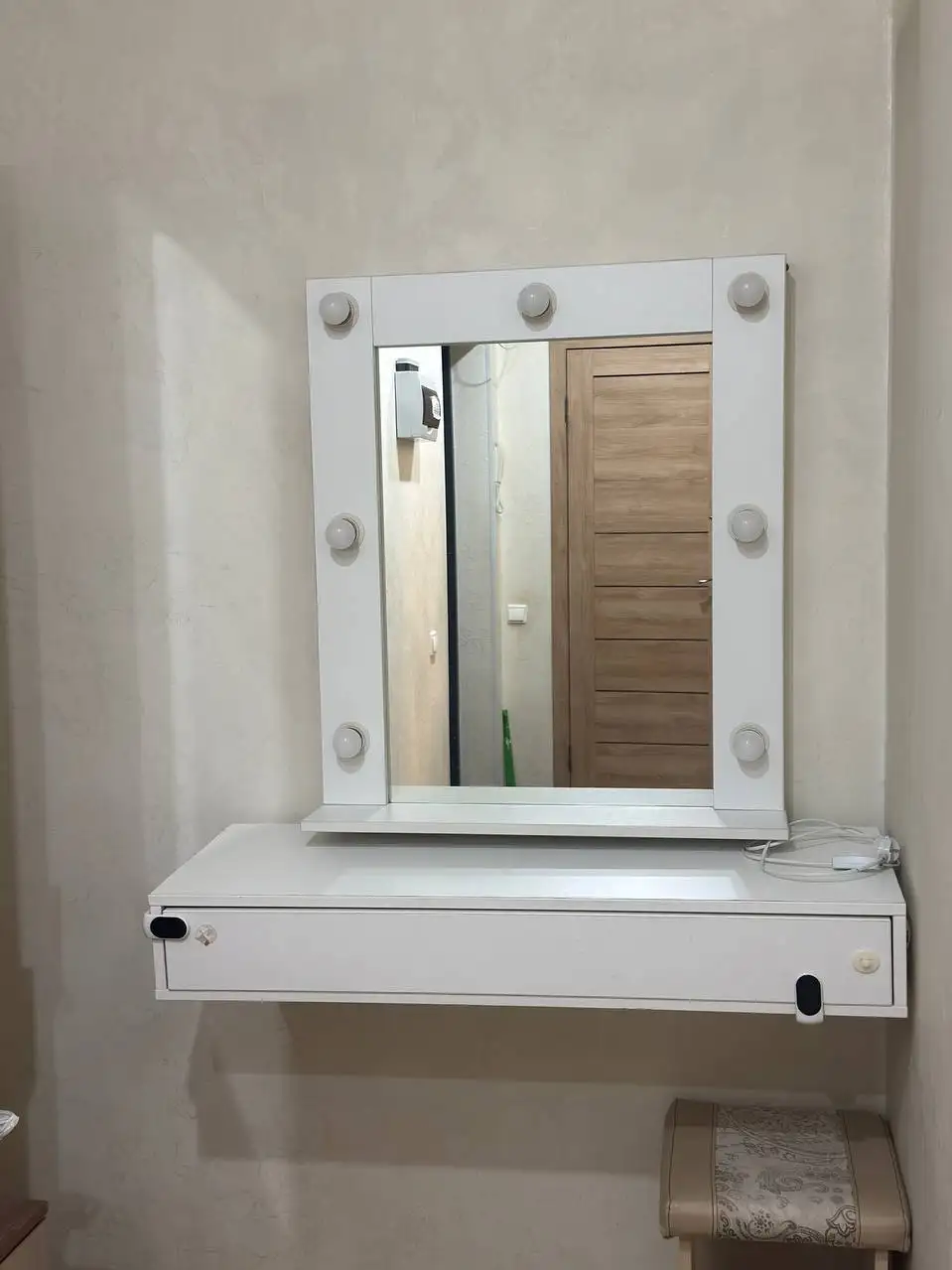 Продам гримерное зеркало с полкой - Для дома и дачи в Новосибирск