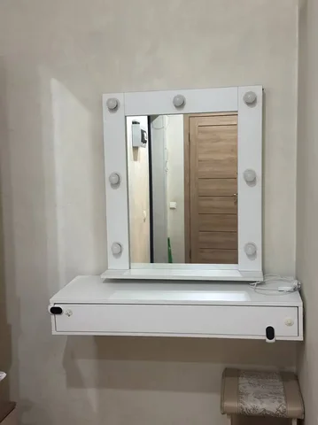 Продам гримерное зеркало с полкой - Кондиционеры в Новосибирск