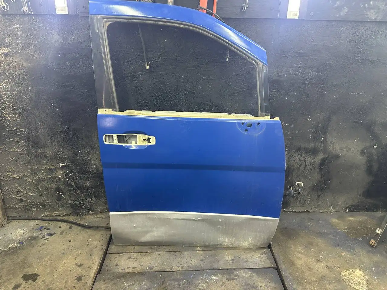 Продам переднюю правую дверь Серена С24 - Автозапчасти (Запчасти) в Новосибирск