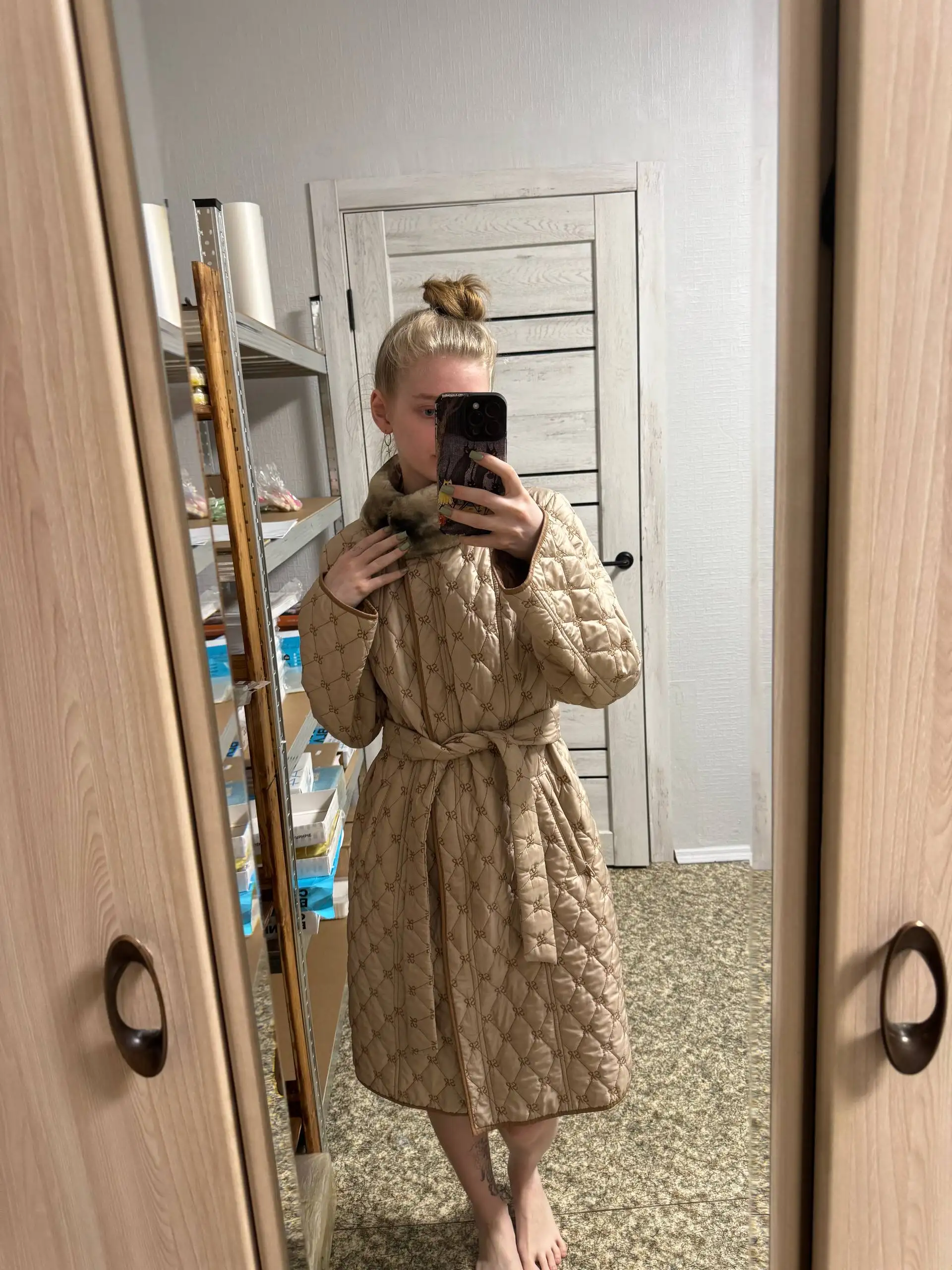 Стильное демисезонное пальто с натуральным мехом - Верхняя одежда (Одежда) в НОВОСИБИРСК