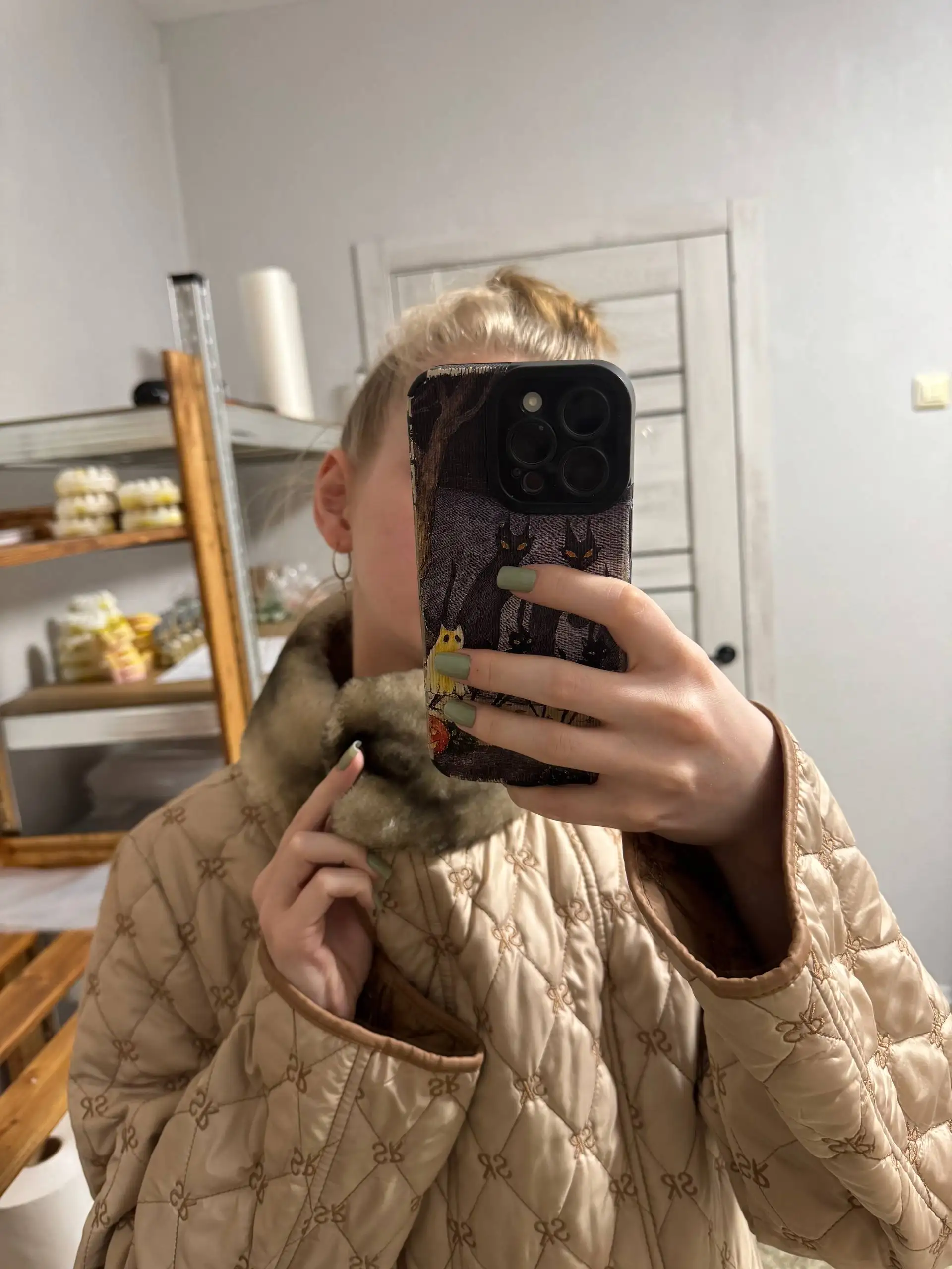 Стильное демисезонное пальто с натуральным мехом - Верхняя одежда (Одежда) в НОВОСИБИРСК