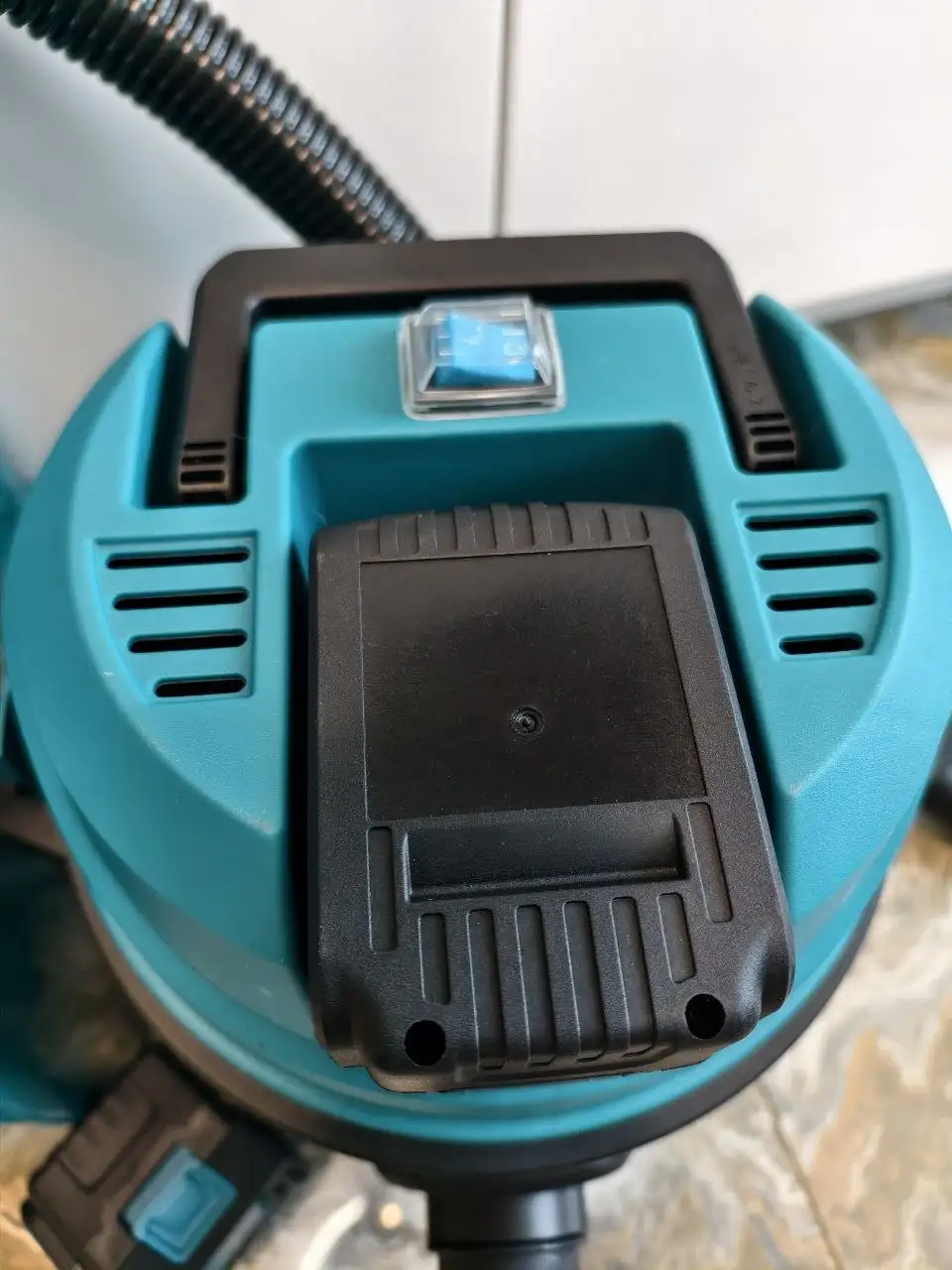 Аккумуляторный строительный пылесос Makita LXT 18V с двумя аккумуляторами - Электроника в Новосибирск