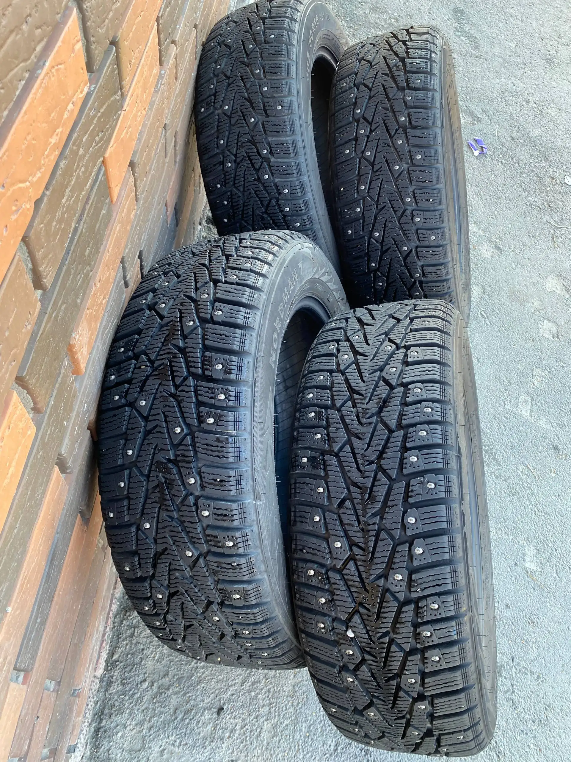 Продам резину, 2 сезона - Шины и диски (Авто) в Новосибирск