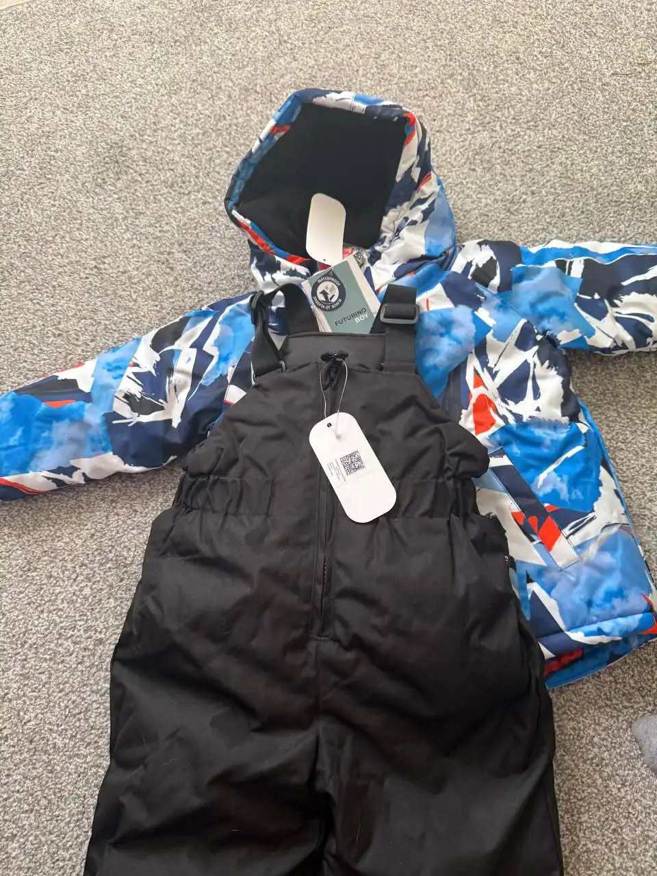 Продам зимний костюм на мальчика размер 98