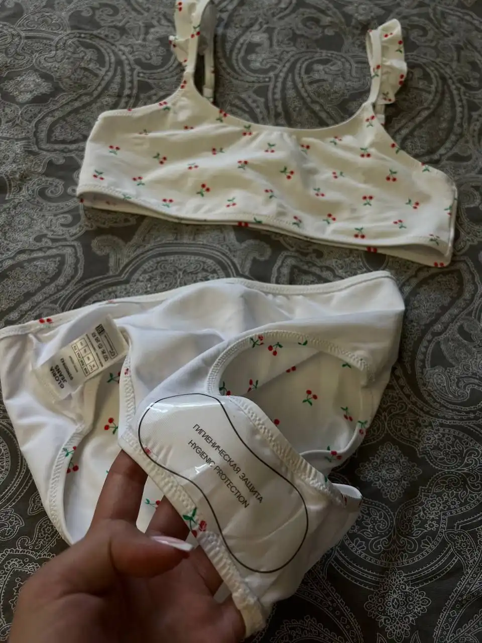 Раздельный купальник с вишенками для подростка