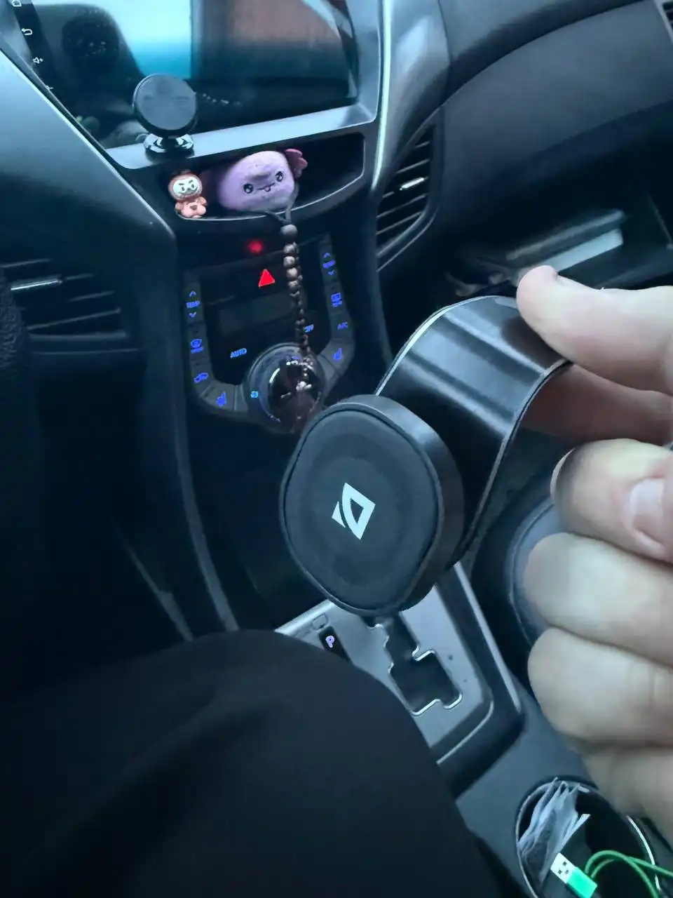 Продам портмоне мужское и автомобильные держатели