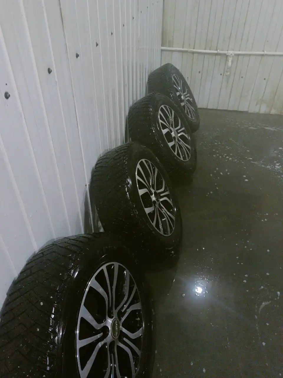 Комплект литых дисков RE:style с зимней резиной Goodyear - Запчасти (Авто) в Кемерово