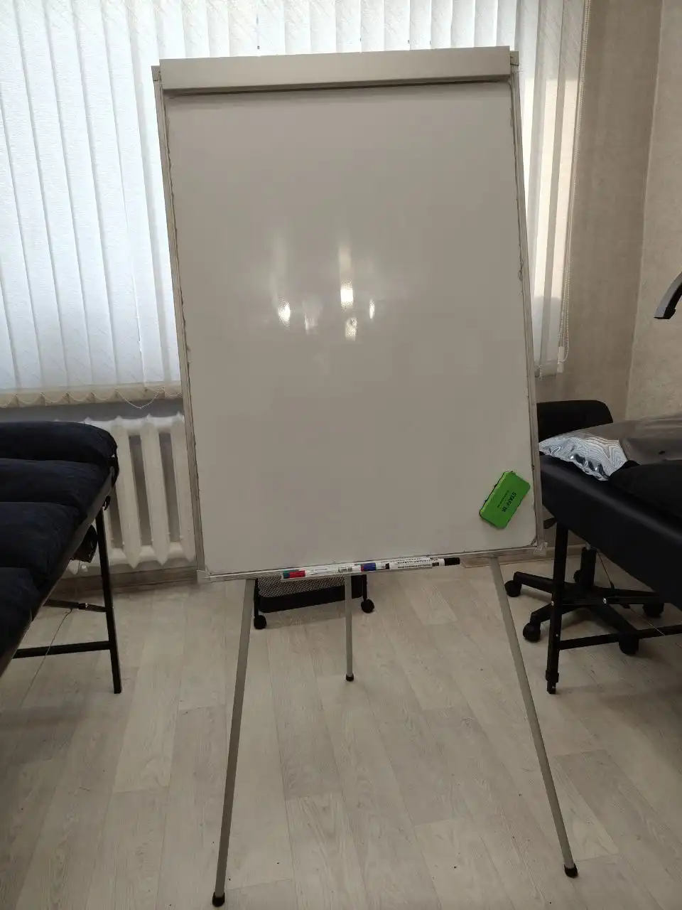 Магнитно-маркерная доска с регулируемыми ножками - Канцелярия и офис (Барахолка) в Кемерово