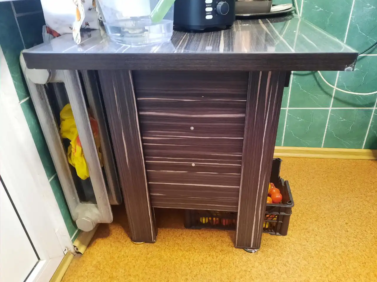 Продам кухонный стол с выдвижным ящиком - Барахолка в Кемерово