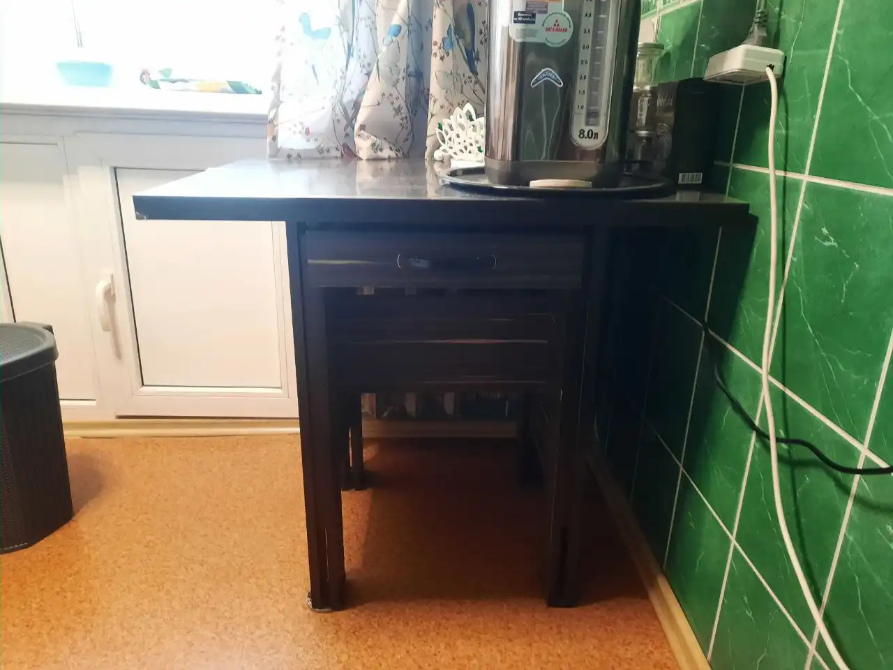 Продам кухонный стол с выдвижным ящиком - Барахолка в Кемерово