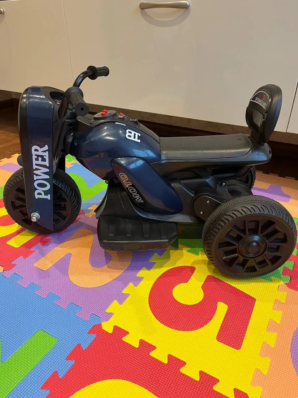 Продам электромотоцикл Bugatti с пультом управления - Электроника для детей (Барахолка) в Кемерово