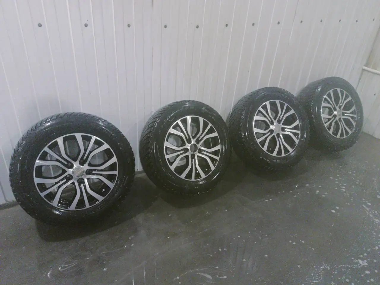 Литые диски RE:style 16x6.5" и зимняя резина Goodyear ultragrip ice arctic 215/65 R16 - Диски и шины (Запчасти) в Кемерово