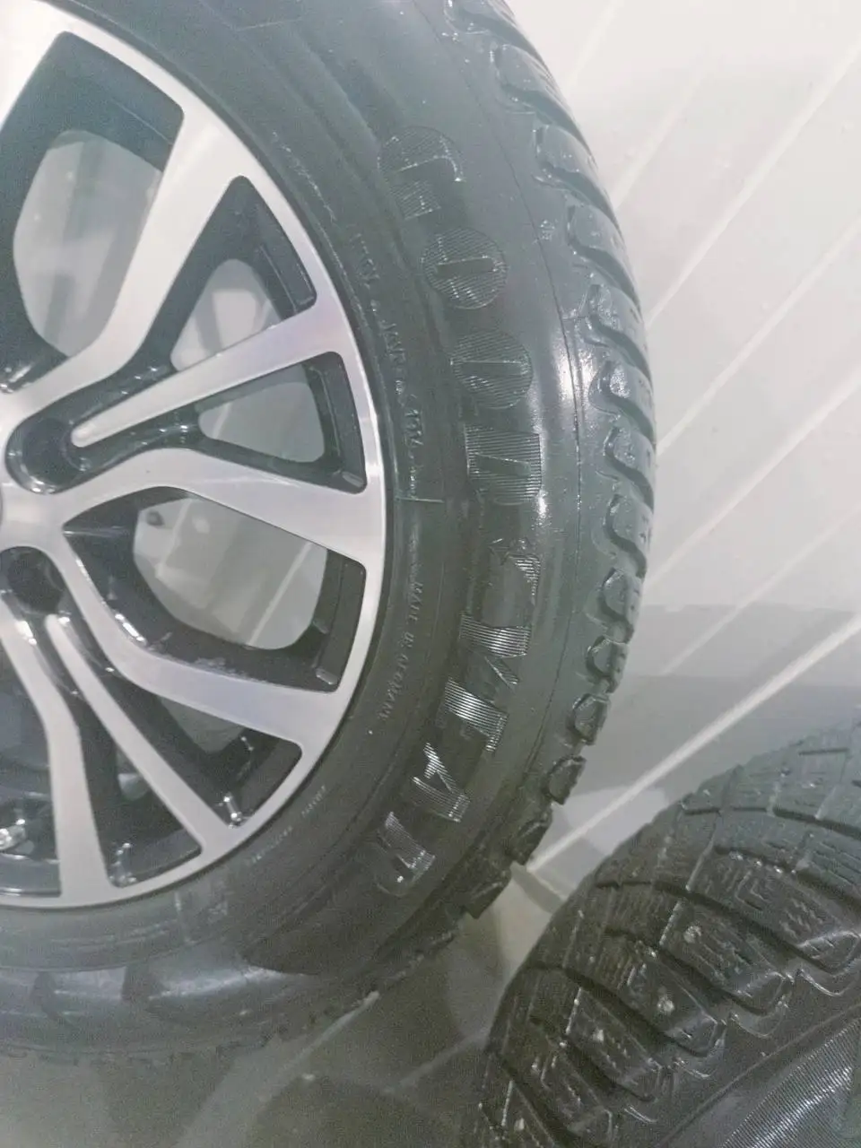 Литые диски RE:style 16x6.5" и зимняя резина Goodyear ultragrip ice arctic 215/65 R16 - Диски и шины (Запчасти) в Кемерово