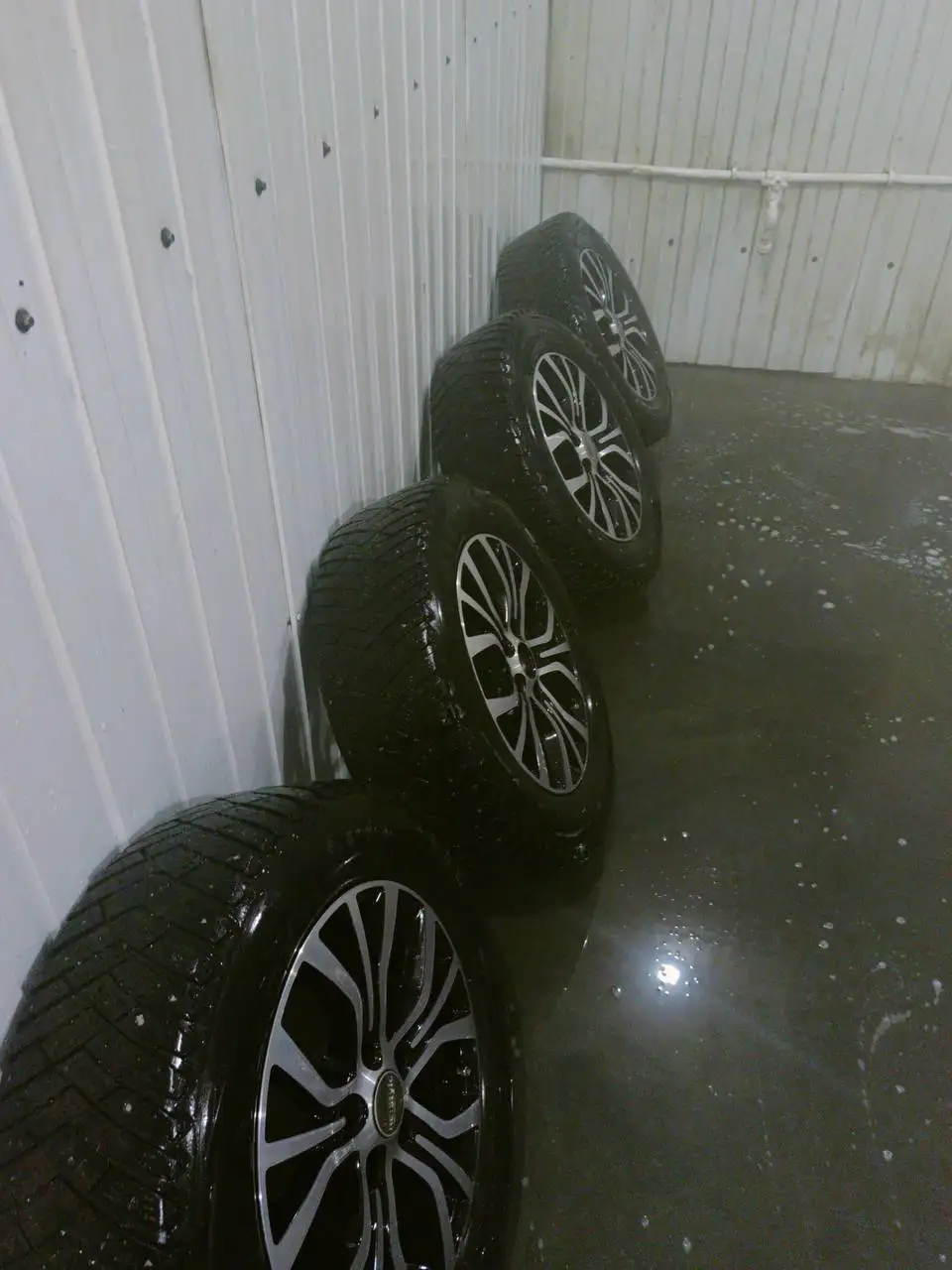 Литые диски RE:style 16x6.5" и зимняя резина Goodyear ultragrip ice arctic 215/65 R16 - Диски и шины (Запчасти) в Кемерово