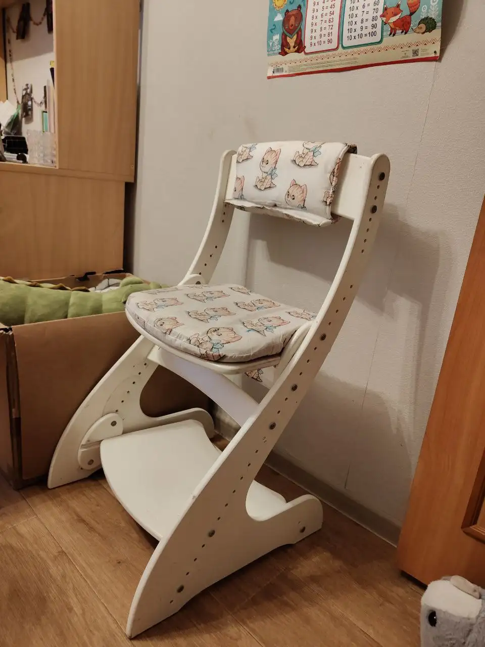 Продам растущий стул, магнитно-маркерную доску и подвесную полку - Мебель (Барахолка) в Кемерово