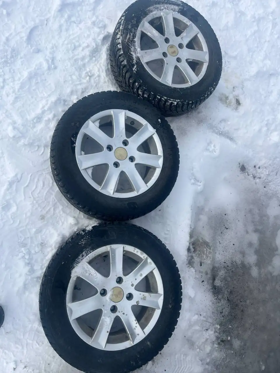 Продам комплект из 3х дисков с зимней резиной - Диски и шины (Запчасти) в Кемерово