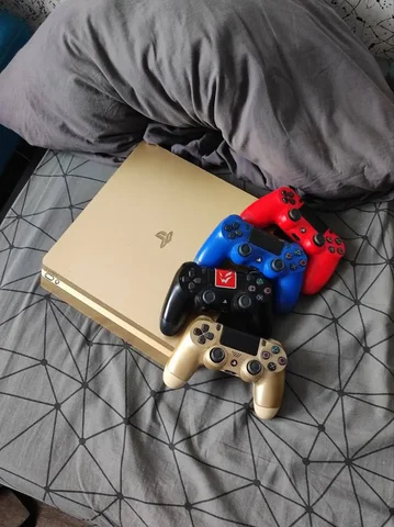 PlayStation 4 Slim 500гб с 4 джойстиками - Электроника в Кемерово