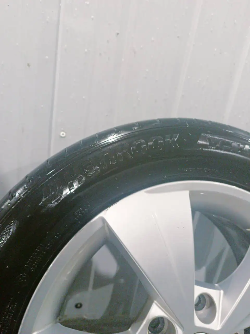 Диски и резина Skoda 6.5x16 - Запчасти (Авто) в Кемерово