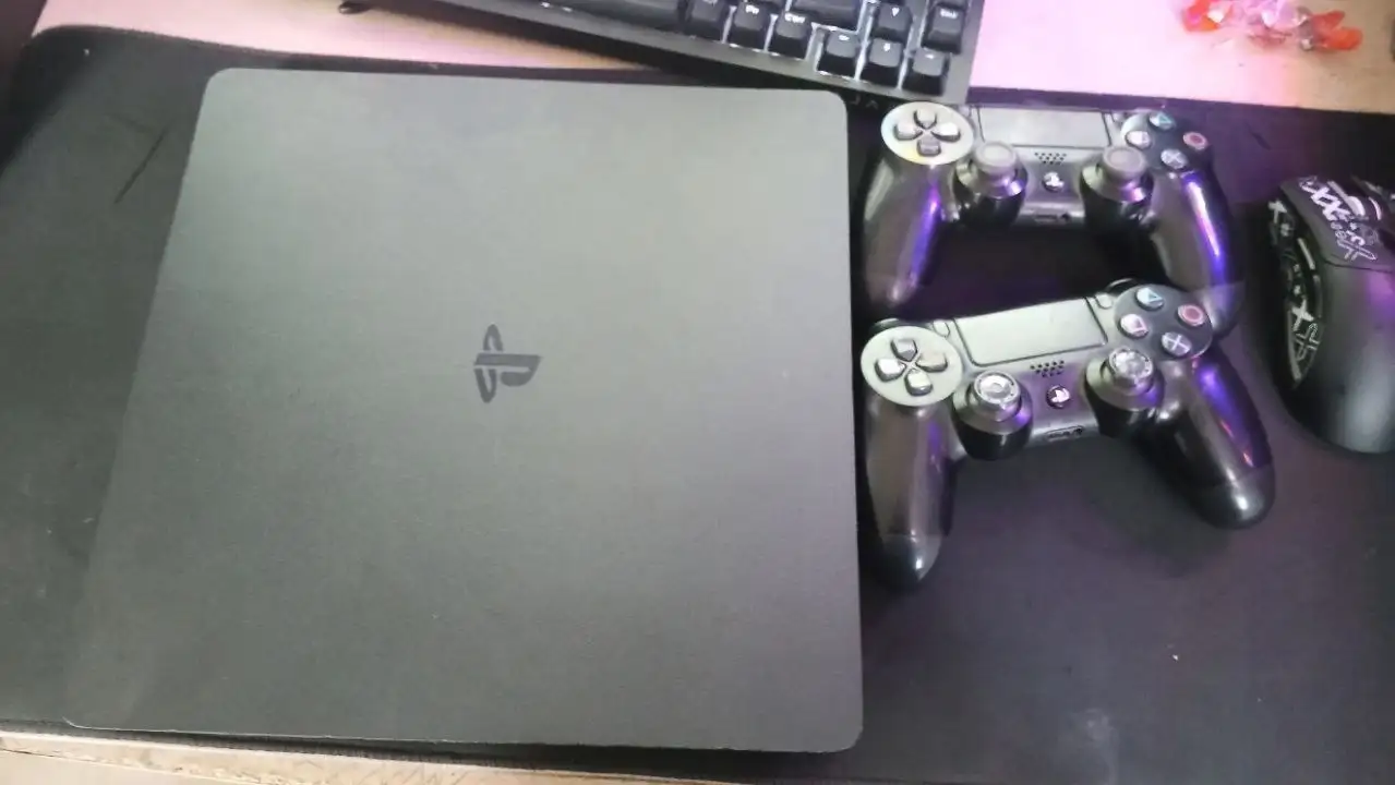 Продам PlayStation 4 - Игровые приставки (Электроника) в Прокопьевск