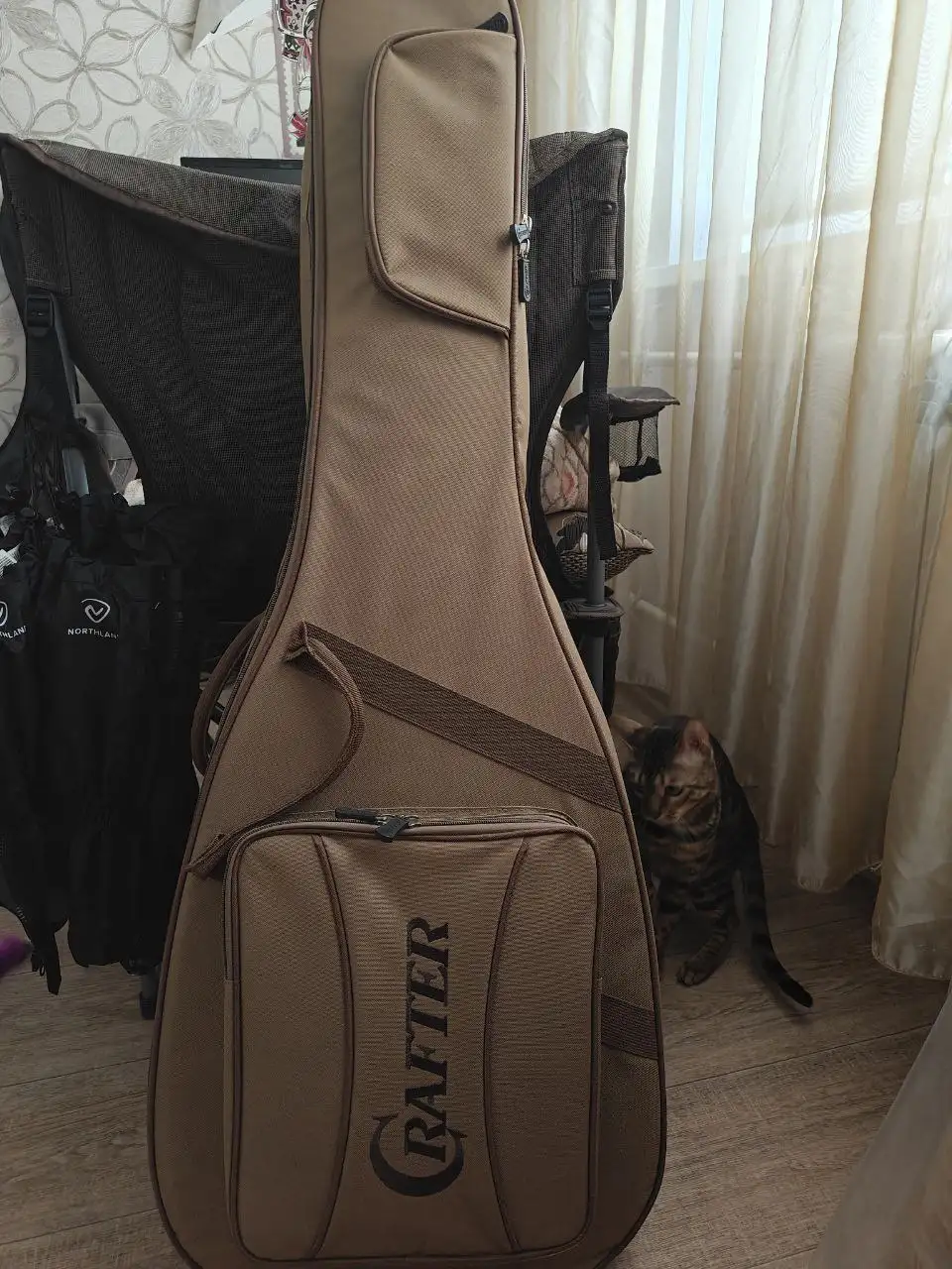 Продажа гитары с полным комплектом - Музыкальные инструменты (Хобби и отдых) в Кемерово