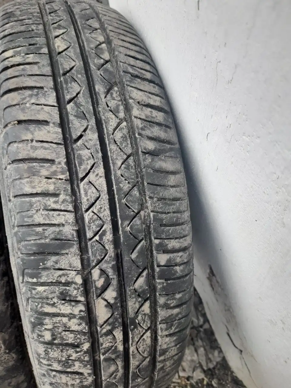 Шина 155/65R14 в хорошем состоянии - Шины (Запчасти) в Кемерово