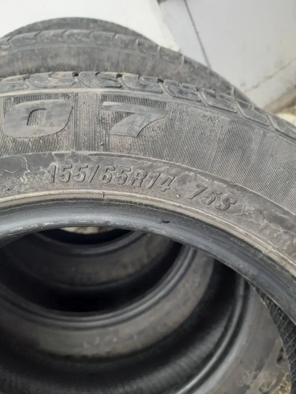 Шина 155/65R14 в хорошем состоянии - Шины (Запчасти) в Кемерово