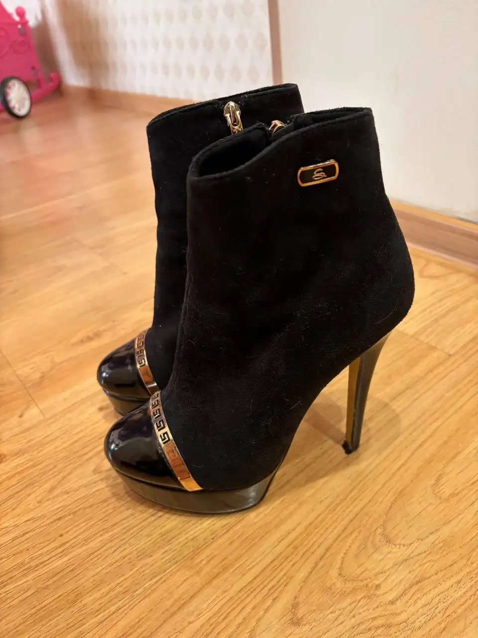 Продам ботинки осенние и туфли - Обувь (Одежда) в Кемерово