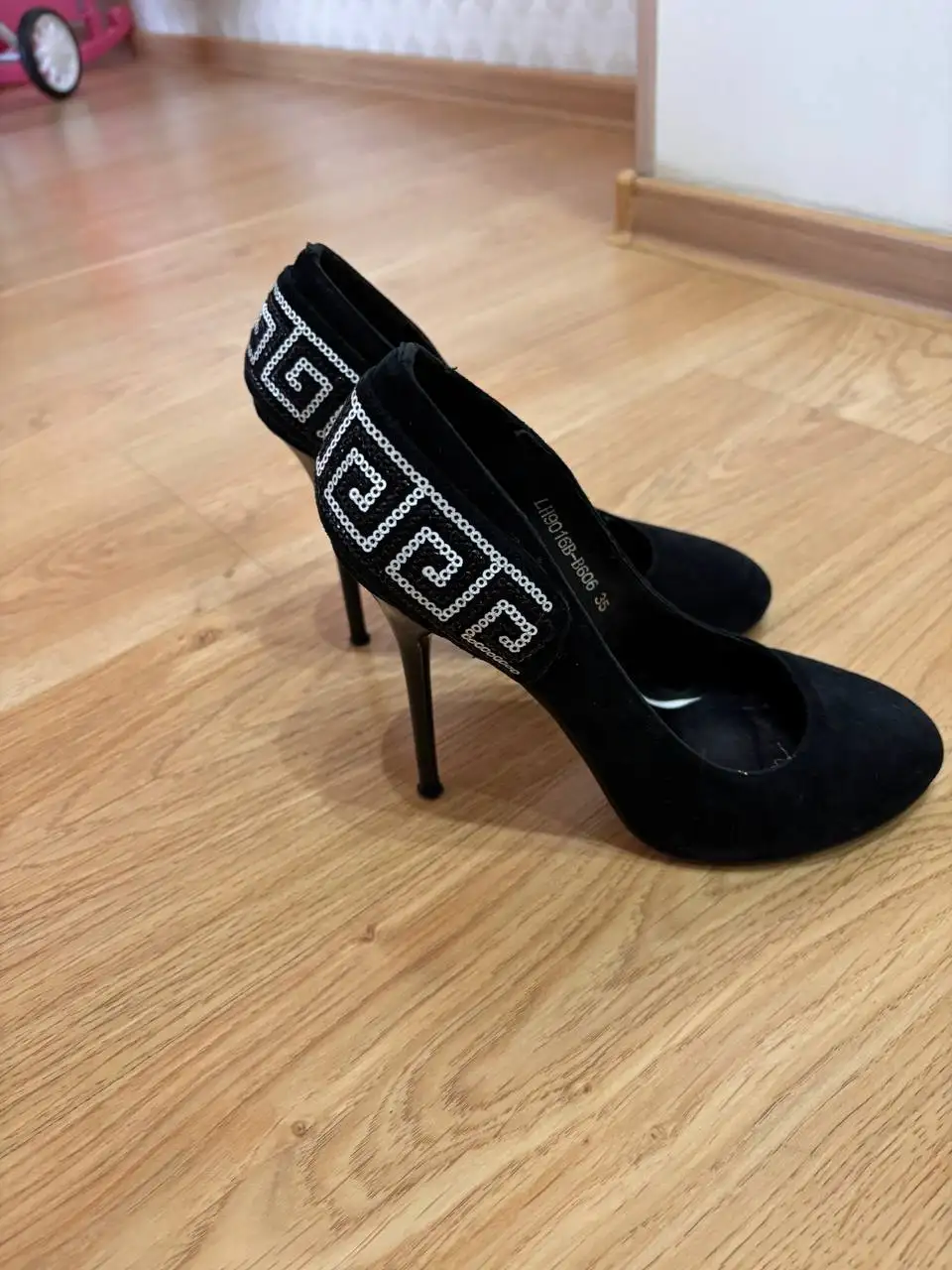 Продам ботинки осенние и туфли - Обувь (Одежда) в Кемерово