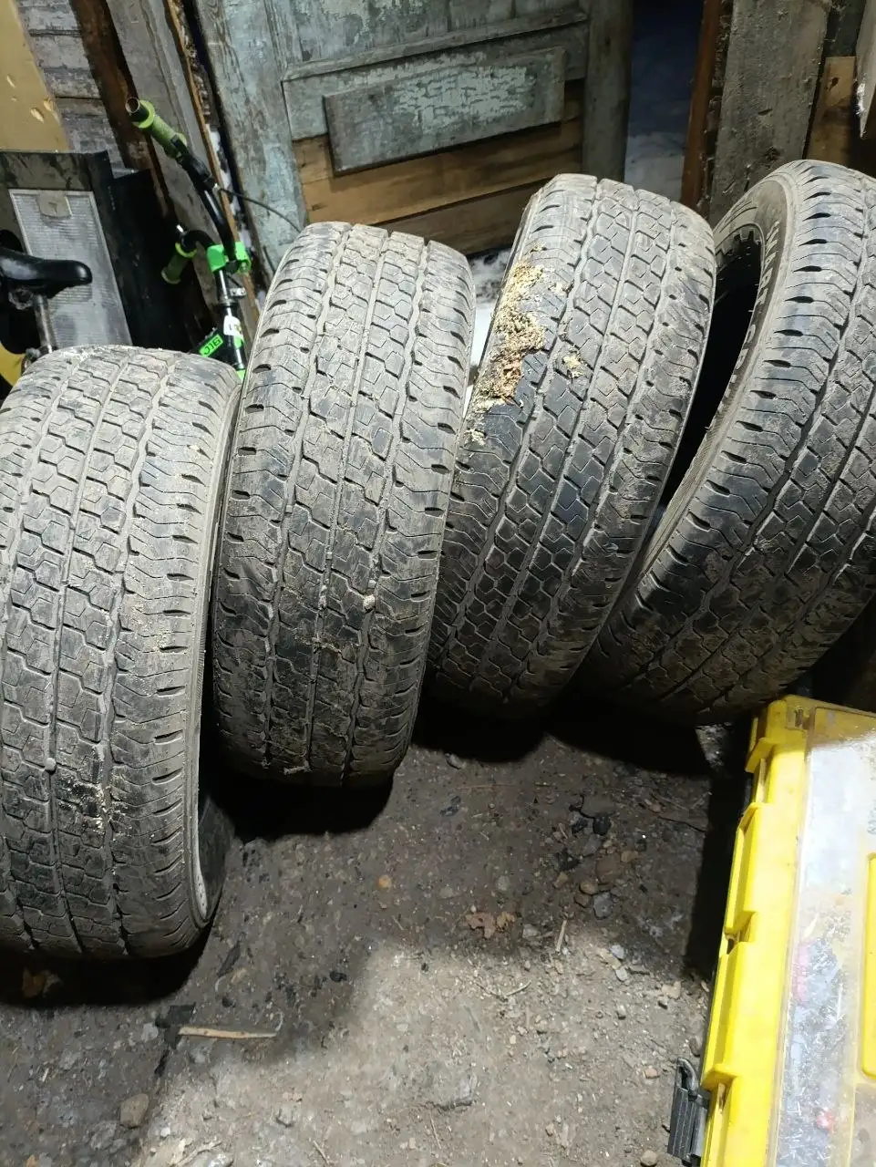 Продам колёса 235/65/16 - Шины и диски (Авто) в Кемерово