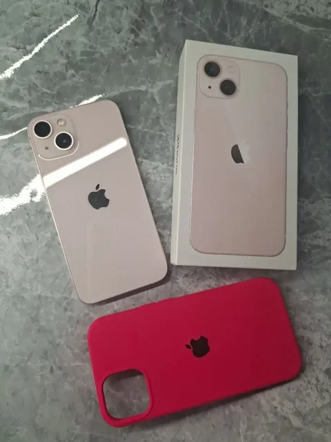 Продам iPhone 13 128GB в отличном состоянии - Наушники в Кемерово