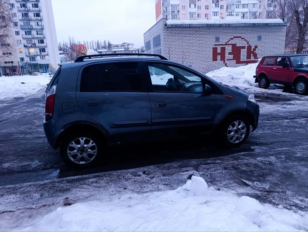 Продажа автомобиля 2009 года после ДТП с двумя комплектами резины - Авто в Саратов