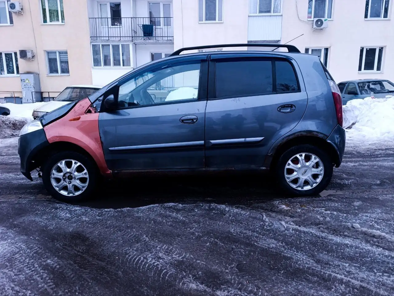 Продажа автомобиля 2009 года после ДТП с двумя комплектами резины - Авто в Саратов