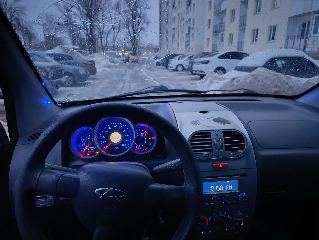 Продажа автомобиля 2009 года после ДТП с двумя комплектами резины - Авто в Саратов