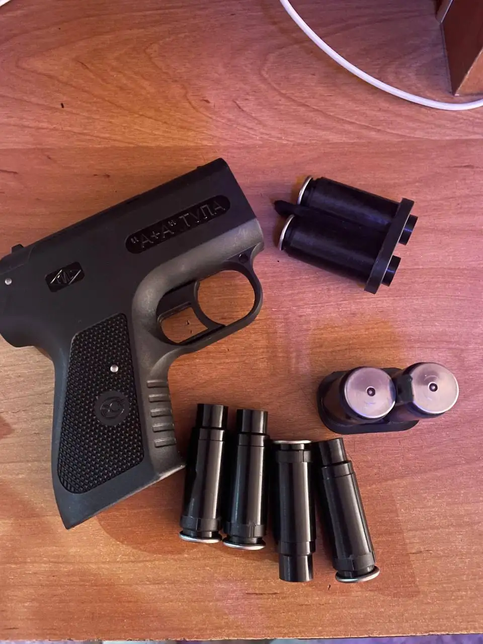 Продам газовый баллончик с 2 обоймами и 4 патронами - Средства самообороны (Барахолка) в Саратов