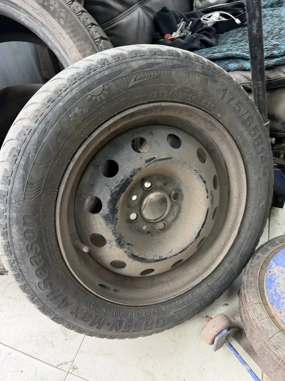 Колесо R14 175/65 в отличном состоянии - Шины и диски (Авто) в Саратов