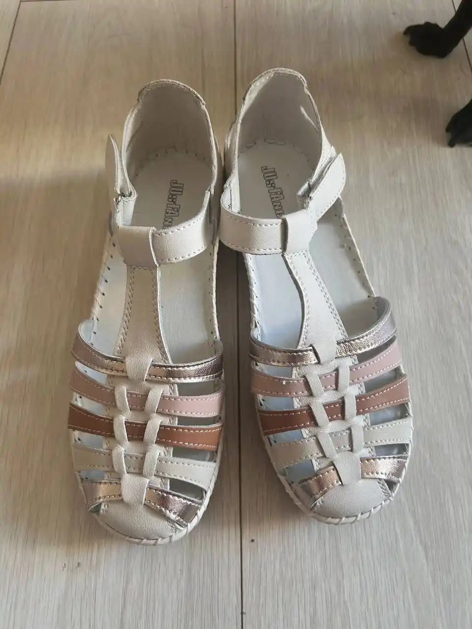 Отдам бесплатно шубу, дублёнку и босоножки