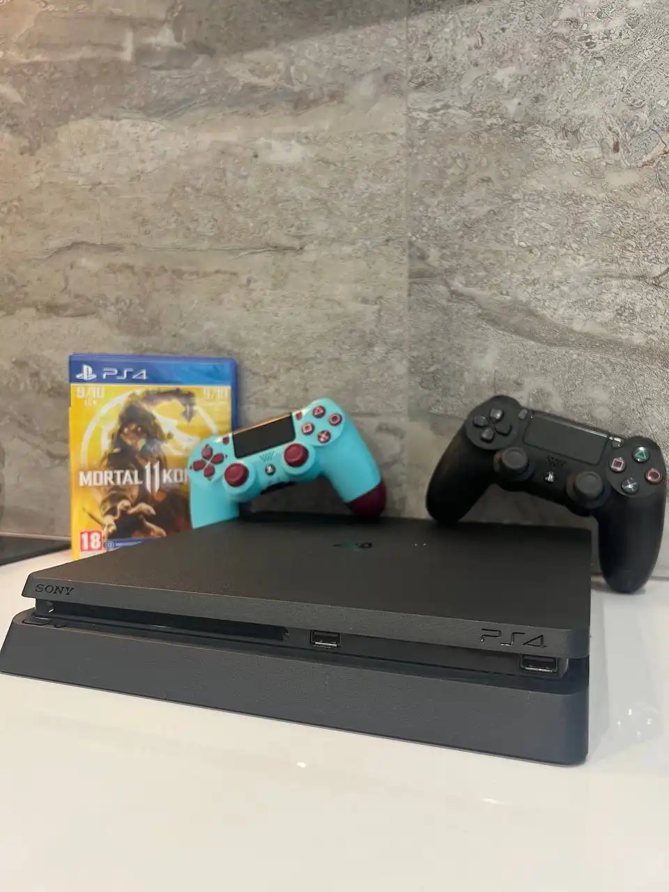 Sony PlayStation 4 slim 500гб с двумя геймпадами и игрой