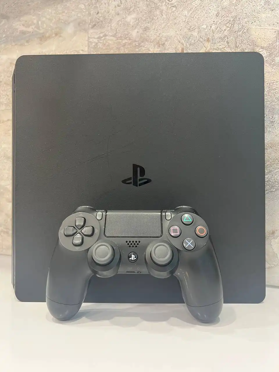 Sony PlayStation 4 slim 500гб с двумя геймпадами и игрой
