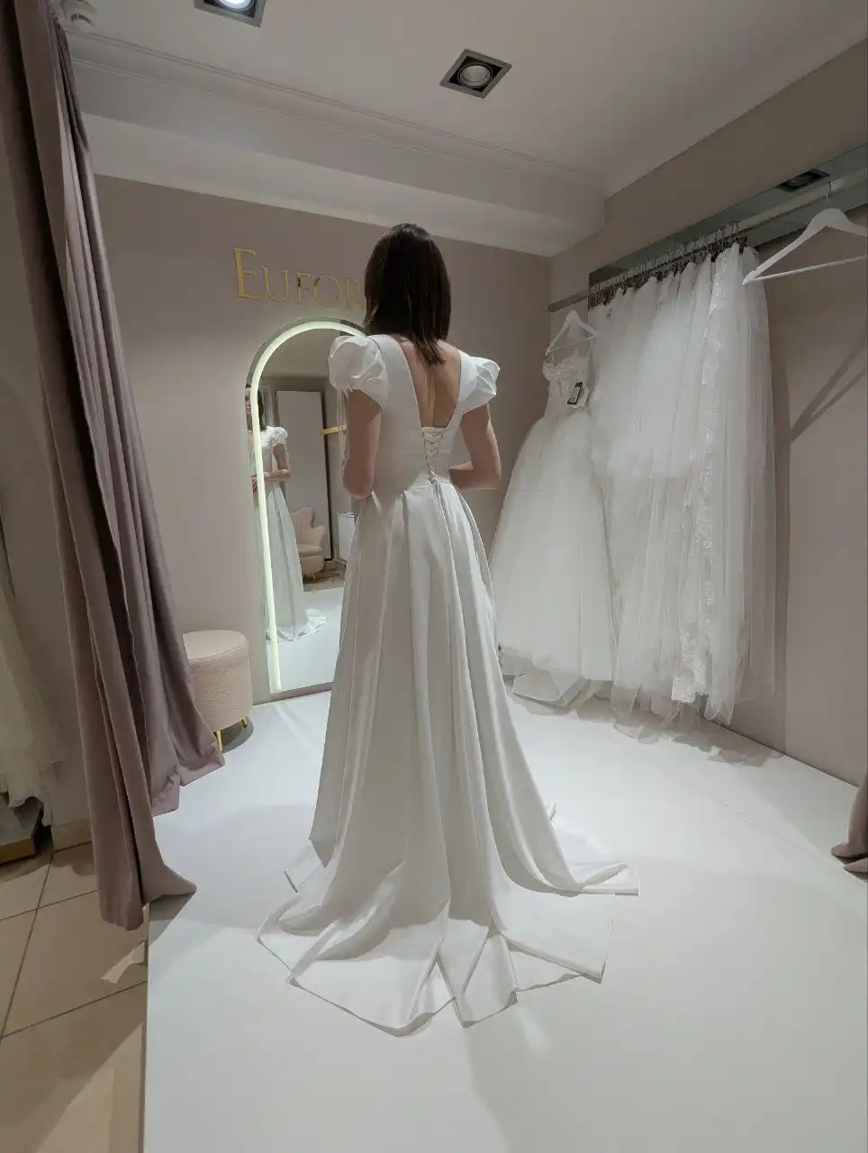 Свадебное платье 42-44 размера с шнуровкой и шлейфом