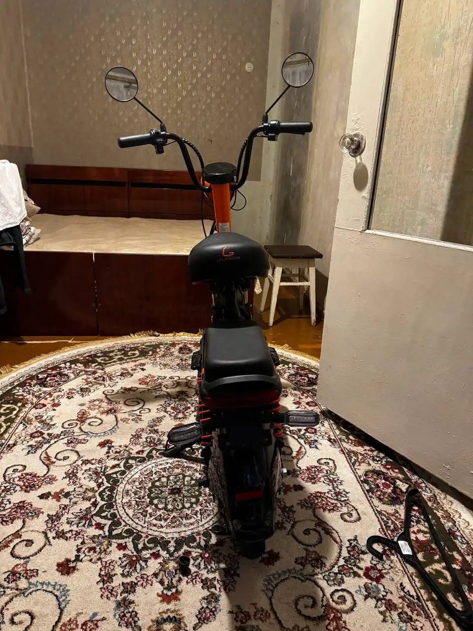 Продам электросамокат с пассажирской спинкой