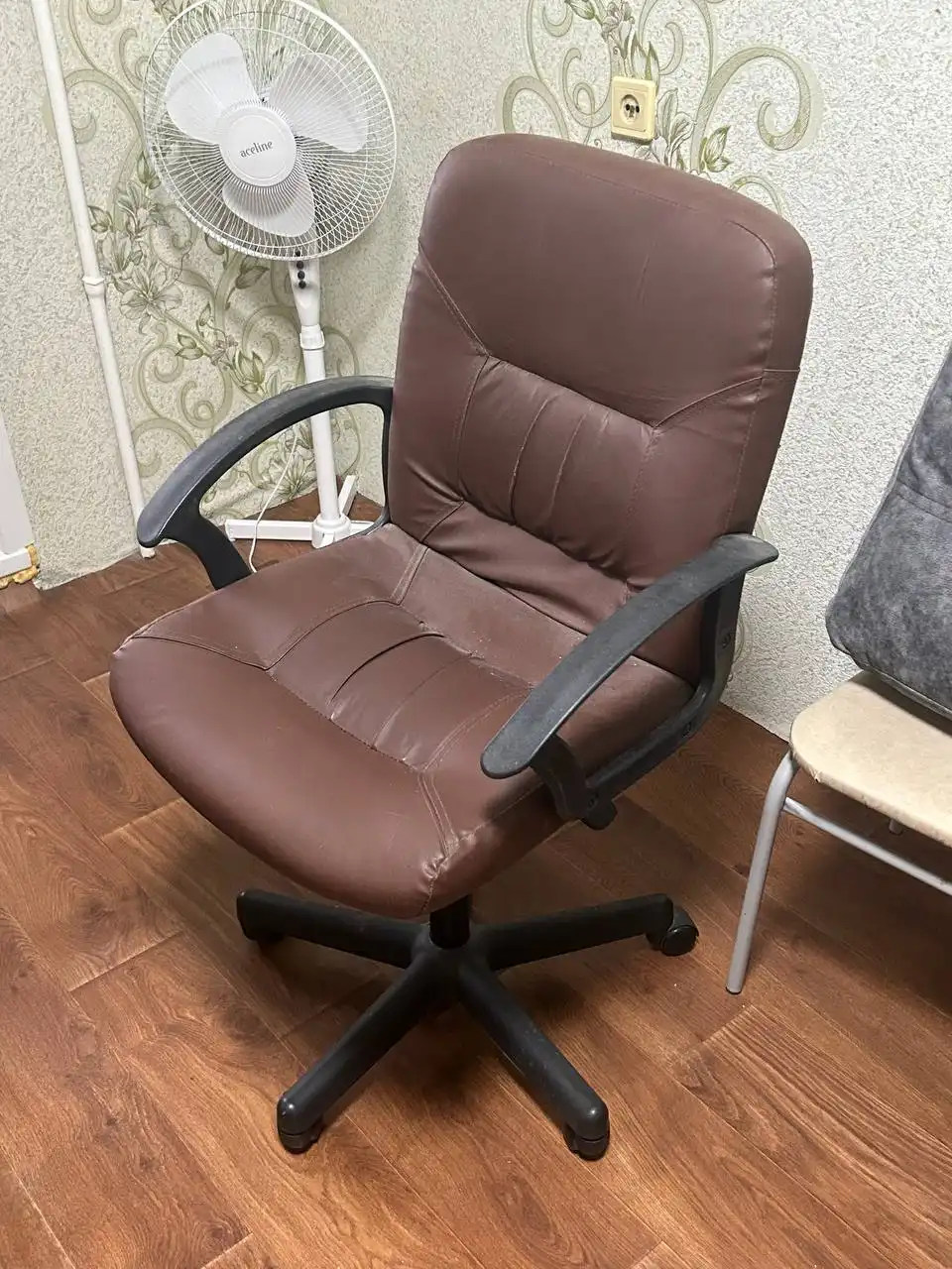 Диван, стул, стол и тумба