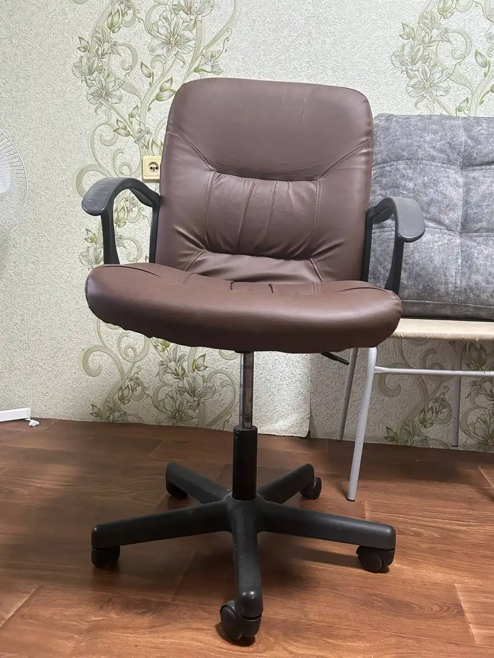 Диван, стул, стол и тумба