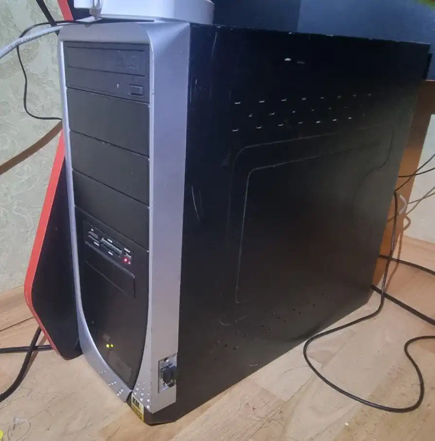 Компьютер в комплекте с монитором и беспроводной клавиатурой