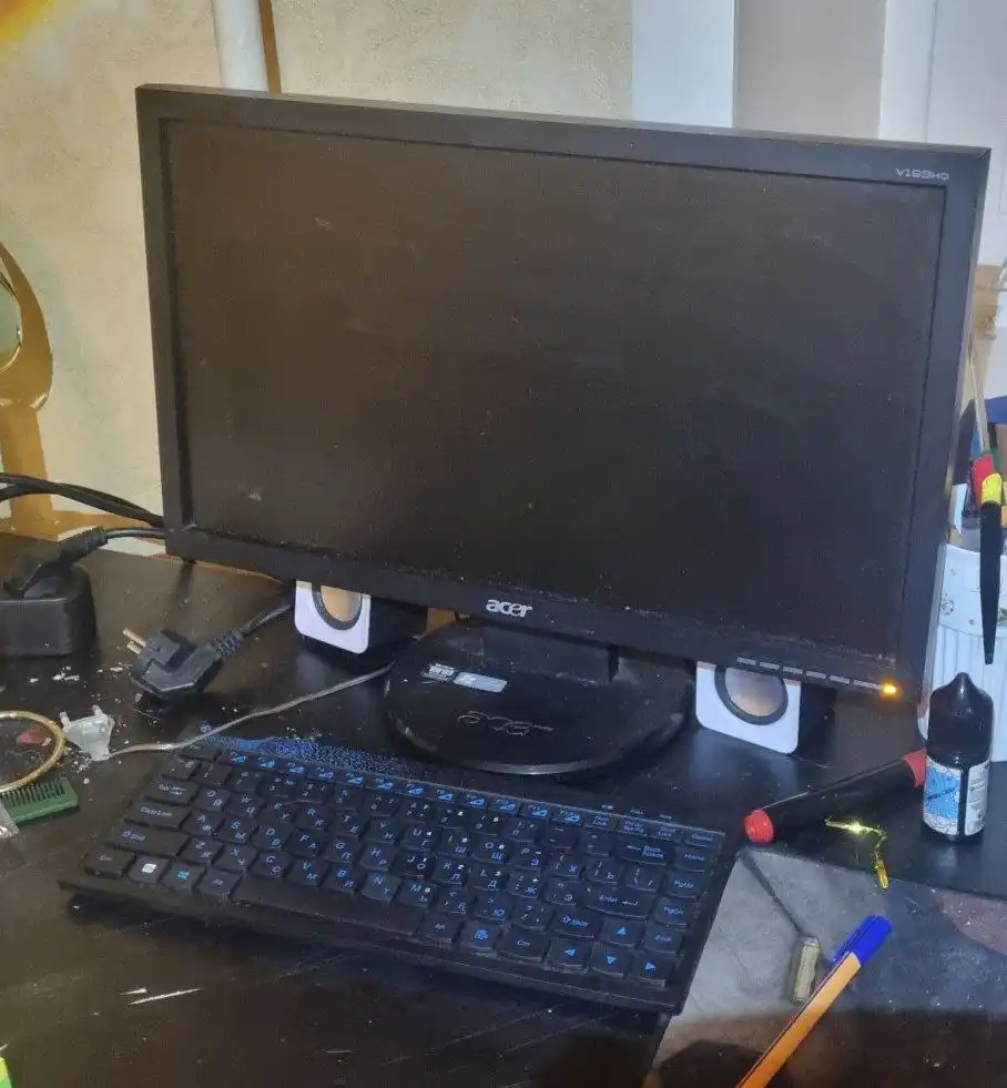 Компьютер в комплекте с монитором и беспроводной клавиатурой