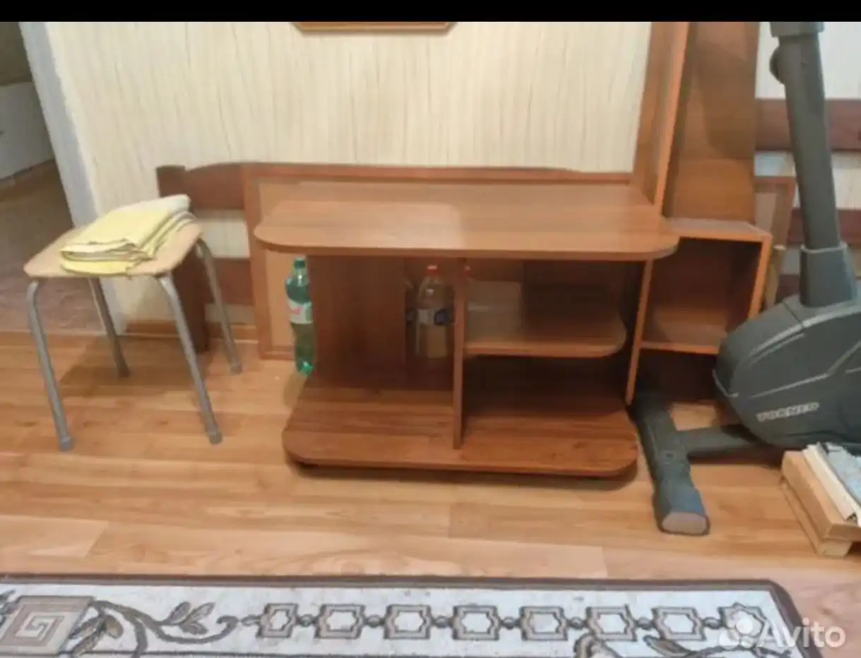 Продажа микроволновки, бижутерии и столика