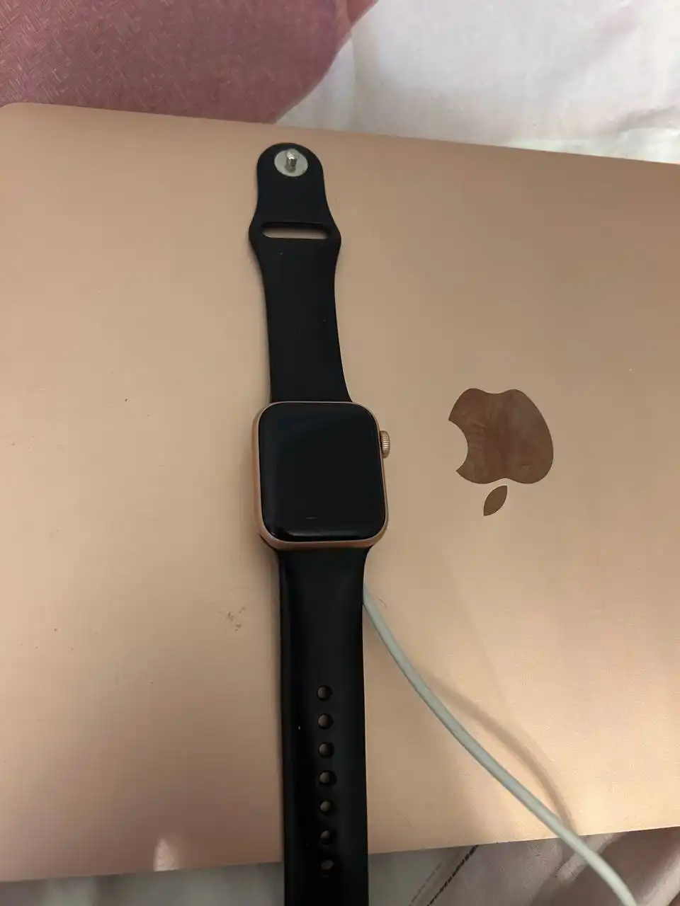 Продам Apple Watch SE