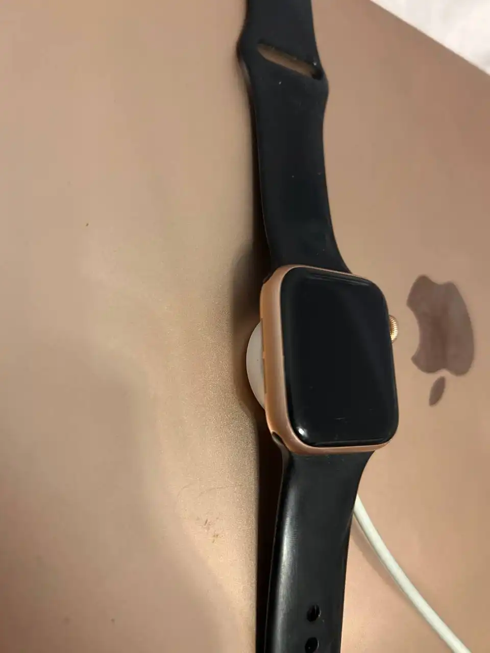 Продам Apple Watch SE