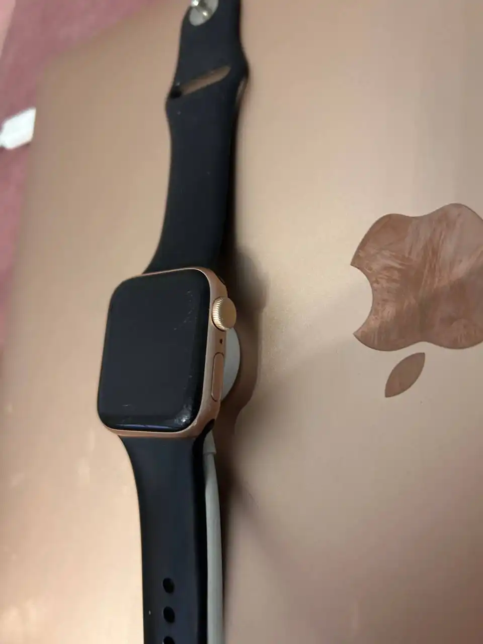 Продам Apple Watch SE