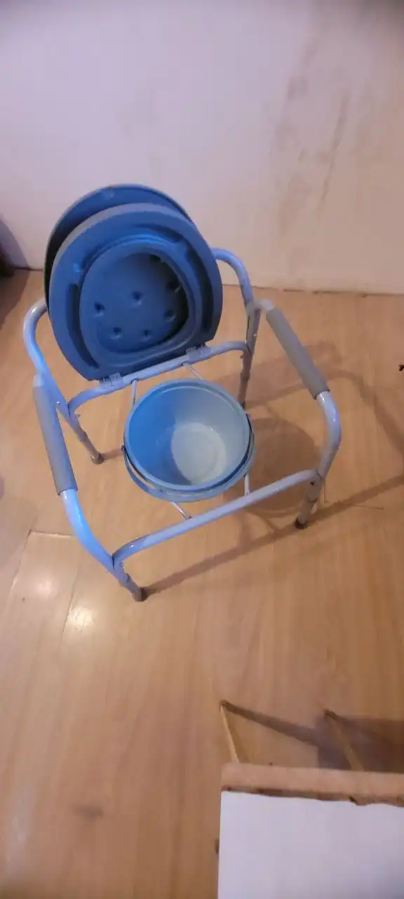 Два стула туалета отдам за шоколадку ребёнку