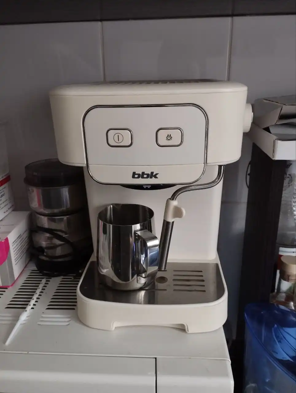 Продам кофеварку BBK с ручным капучинатором